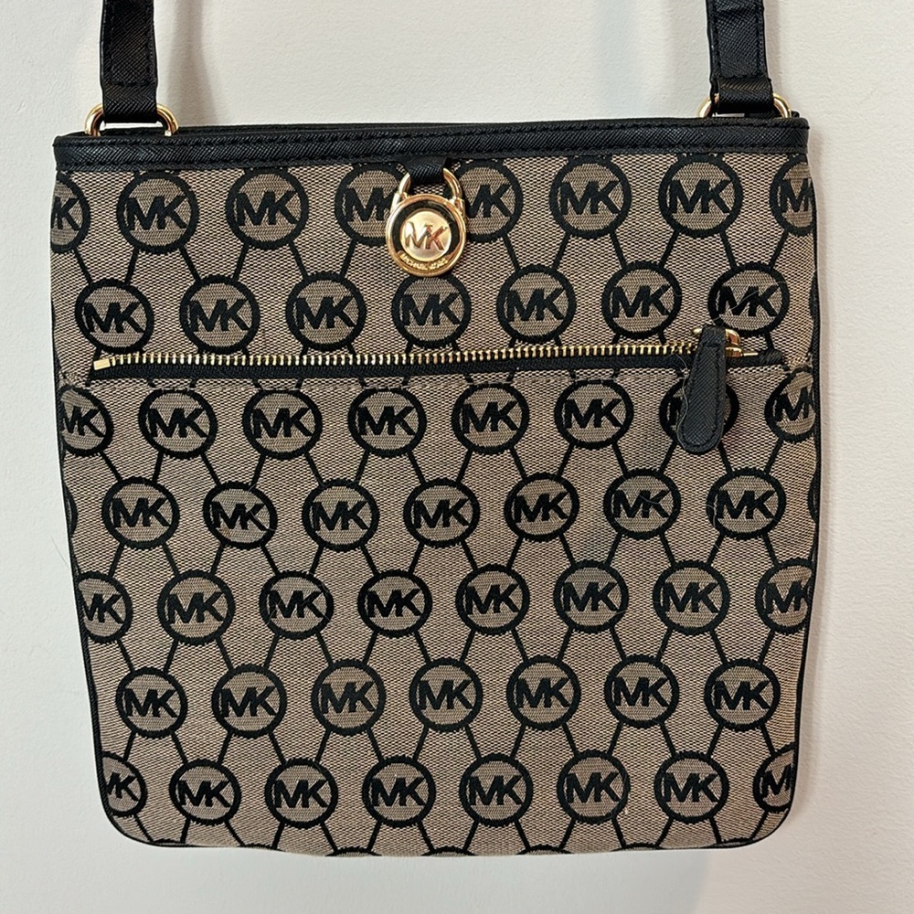 Michael Kor’s Kempton signature black khaki crossbody bag purse